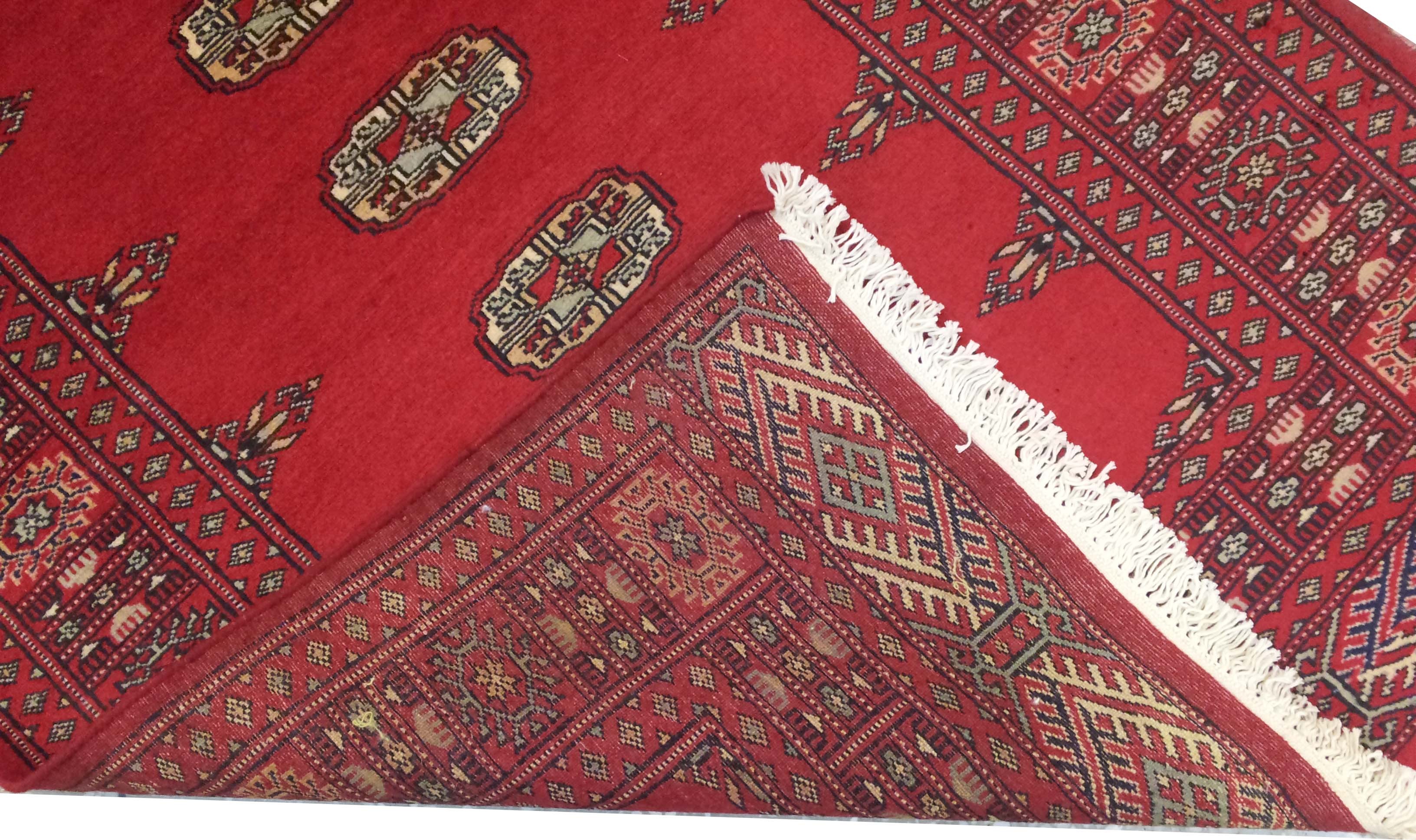 Pakistani Handknotted Bokhara Red/ Ivory Wool Rug (2'6 x 4')